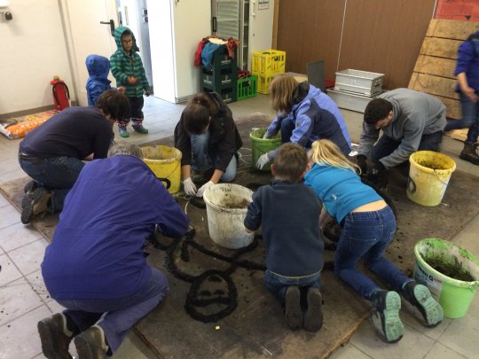 Kolpingfamilie Rottenburg fronleichnam_2016_teppichlegen.jpg